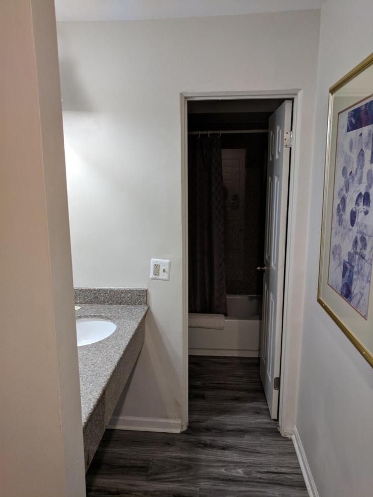 King Room at Skylark Motel, photo 3